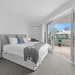 Apartment Lavish 3-bed With Wraparound Balcony And Pool