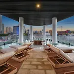 City High-Rise 1-Bed With Pool, Gym And Parking