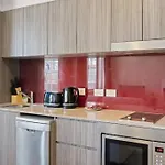 The Capitol Apartment - Prime Location Studio With Pool & Parking