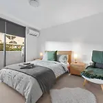 Superb 2Bed 2Bath 1Car Views Cbd