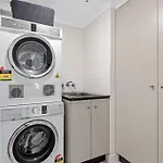 Superb 2bed 2bath 1car Views Cbd Apartment *
