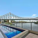 Superb 2bed 2bath 1car Views Cbd *