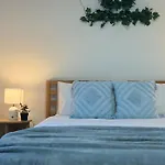 Central Contemporary 1Br Studio