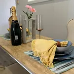 Central Contemporary 1Br Studio