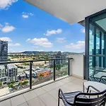 Modern Mountain View Apartment - South Brisbane
