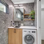 Comfort Cove - Quiet Luxury With Full Kitchen