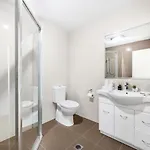 3bd Townhouse Close To Shops, Transport With Carpark *