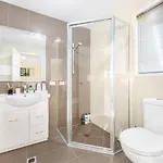 Holiday home 3bd Townhouse Close To Shops, Transport With Carpark