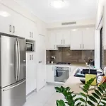 3bd Townhouse Close To Shops, Transport With Carpark * Brisbane