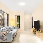 3bd Townhouse Close To Shops, Transport With Carpark