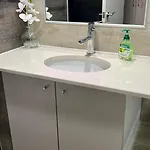 Location Cbd & Free Parking Apartment
