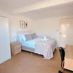 Comfy Unit Near Garden City Westfield Street Parking