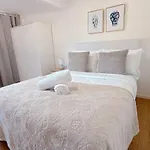 Comfy Unit Near Garden City Westfield Street Parking