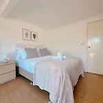 Comfy Unit Near Garden City Westfield Street Parking