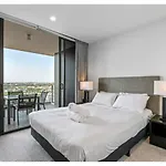 Stunning Cityview 1Br Apt, 1 Min To Train
