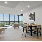 Stunning Cityview 1Br Apt, 1 Min To Train