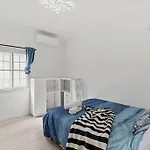 Artistic Queenslander With Park Views - 5 Bedroom - Sleep 10 Holiday home *