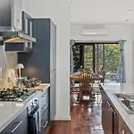 Artistic Queenslander With Park Views - 5 Bedroom - Sleep 10 Holiday home