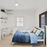 Artistic Queenslander With Park Views - 5 Bedroom - Sleep 10 Holiday home *