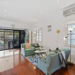 Artistic Queenslander With Park Views - 5 Bedroom - Sleep 10 *