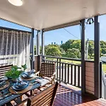 Artistic Queenslander With Park Views - 5 Bedroom - Sleep 10