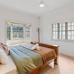 Artistic Queenslander With Park Views - 5 Bedroom - Sleep 10 Holiday home