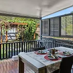 Artistic Queenslander With Park Views - 5 Bedroom - Sleep 10 Holiday home *