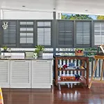 Artistic Queenslander With Park Views - 5 Bedroom - Sleep 10 Holiday home