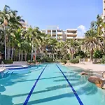 Inner-City 1-Bed With Pool & Spa