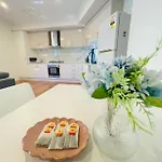 Modern 2 Bedrooms House Close To Qeii Hospital & Grifith Uni Apartment Brisbane