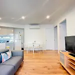 Modern 2 Bedrooms House Close To Qeii Hospital & Grifith Uni Apartment *