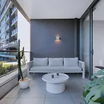 'urban Lushscape' Riverside Retreat In Newstead