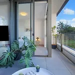 'urban Lushscape' Riverside Retreat In Newstead *