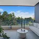 'urban Lushscape' Riverside Retreat In Newstead Apartment