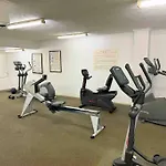 Spacious Apt With Pool & Parking