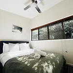 Charming In Sunnybank Close To Plaza With Pool Holiday home