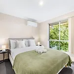 Holiday home Spacious 3 Bed Retreat 1min To Mall Sunnybank Hill