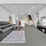 Entire 2 Bedroom Penthouse With Carpark