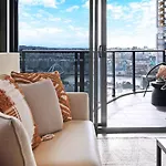 Above Brisbane King Suite With Rooftop Pool Deck