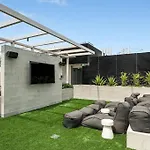 Chic City Living 2Br Apt At Milton