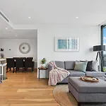 Inner-City 1-Bed With Stunning Views, Pool & Gym