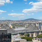 Inner-City 1-Bed With Stunning Views, Pool & Gym