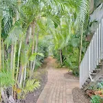 Bright Inner-City 1-Bed, 10 Minutes From Cbd