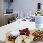 Contemporary Apt, Premium Local, Wifi, Wine, Cafes By Custom Bnb Hosting