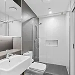 Apartment Elegant Urban Hideaway - Private Luxury Residential Apartment, Walk To South Bank & Free Carpark