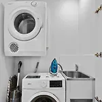 Elegant Urban Hideaway - Private Luxury Residential Apartment, Walk To South Bank & Free Carpark Apartment Brisbane