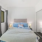 Bright 2B2B Apartment Near The City Free Parking