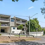 Bright 2B2B Apartment Near The City Free Parking