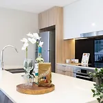 Rooftop Pool Stunning Queen Street Apartment