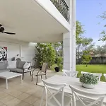 Modern 2-Bed Unit With Parking In South Brisbane